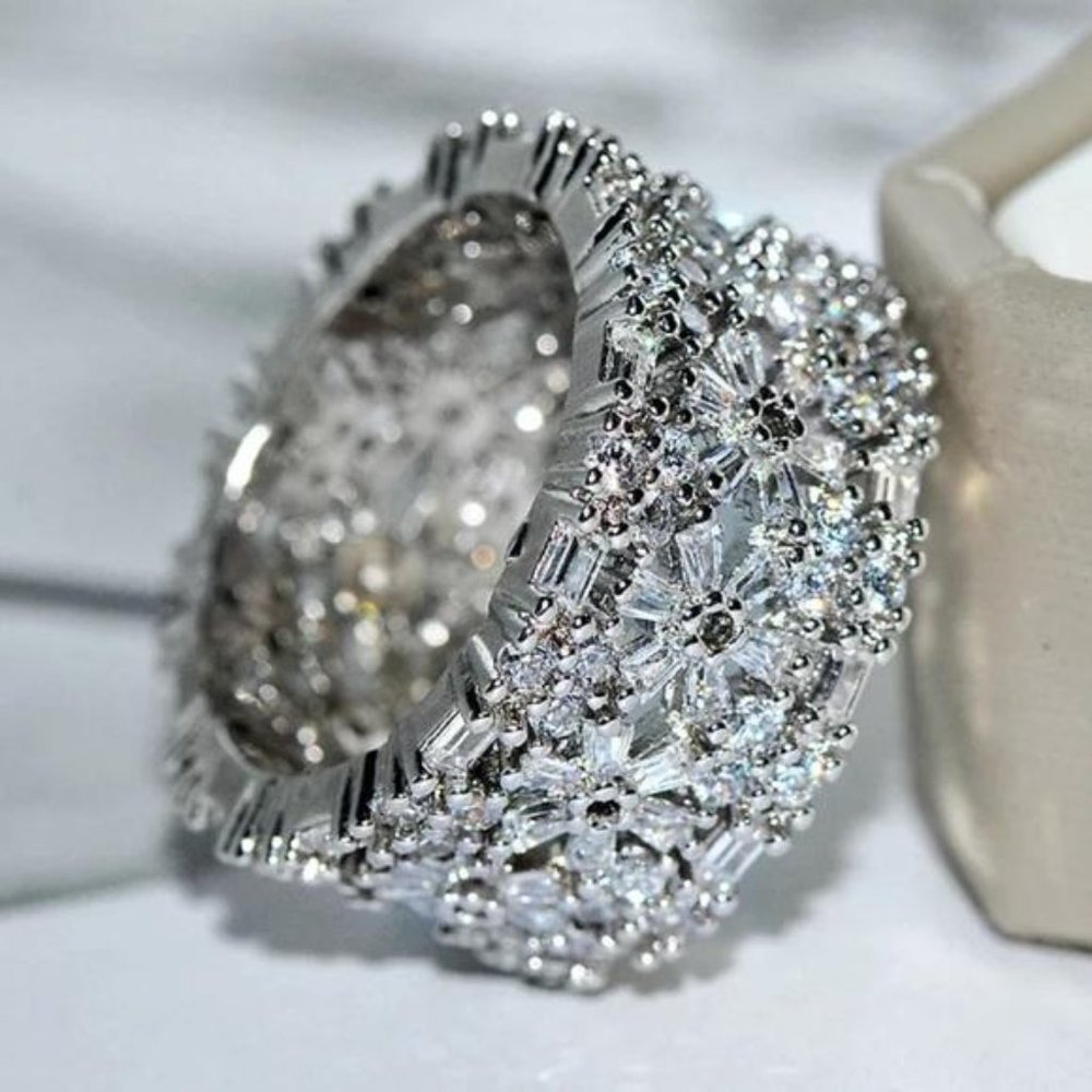 18 CT 925 STERLING SILVER DIAMOND RING, CUTE RING, SHINY RING. - Picture 5 of 6